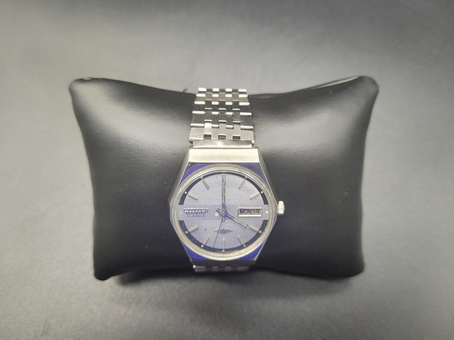 While the Nautilus, Royal Oak, and 222 reestablished the dominance of mechanical watches in the industry in 70s, timepieces like the Casquette by Girard-Perregaux proved that Swiss watchmakers were fully capable of building extraordinary quartz timekeepers.