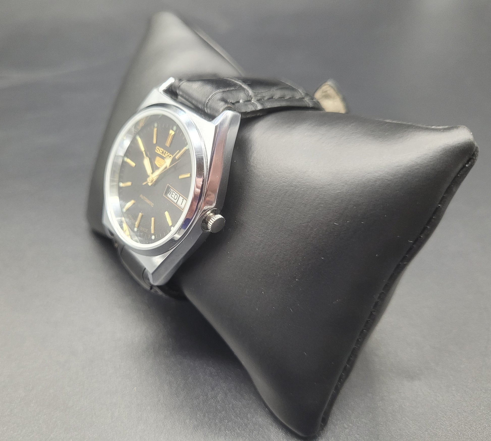 Antiques Online UK Vintage SEIKO 5 Automatic Mens Watch Black Dial