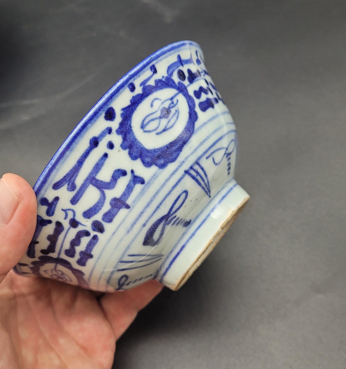 ANTIQUES & COLLECTABLES ONLINE Two Chinese Qing Porcelain Bowls 18th Century Blue / White