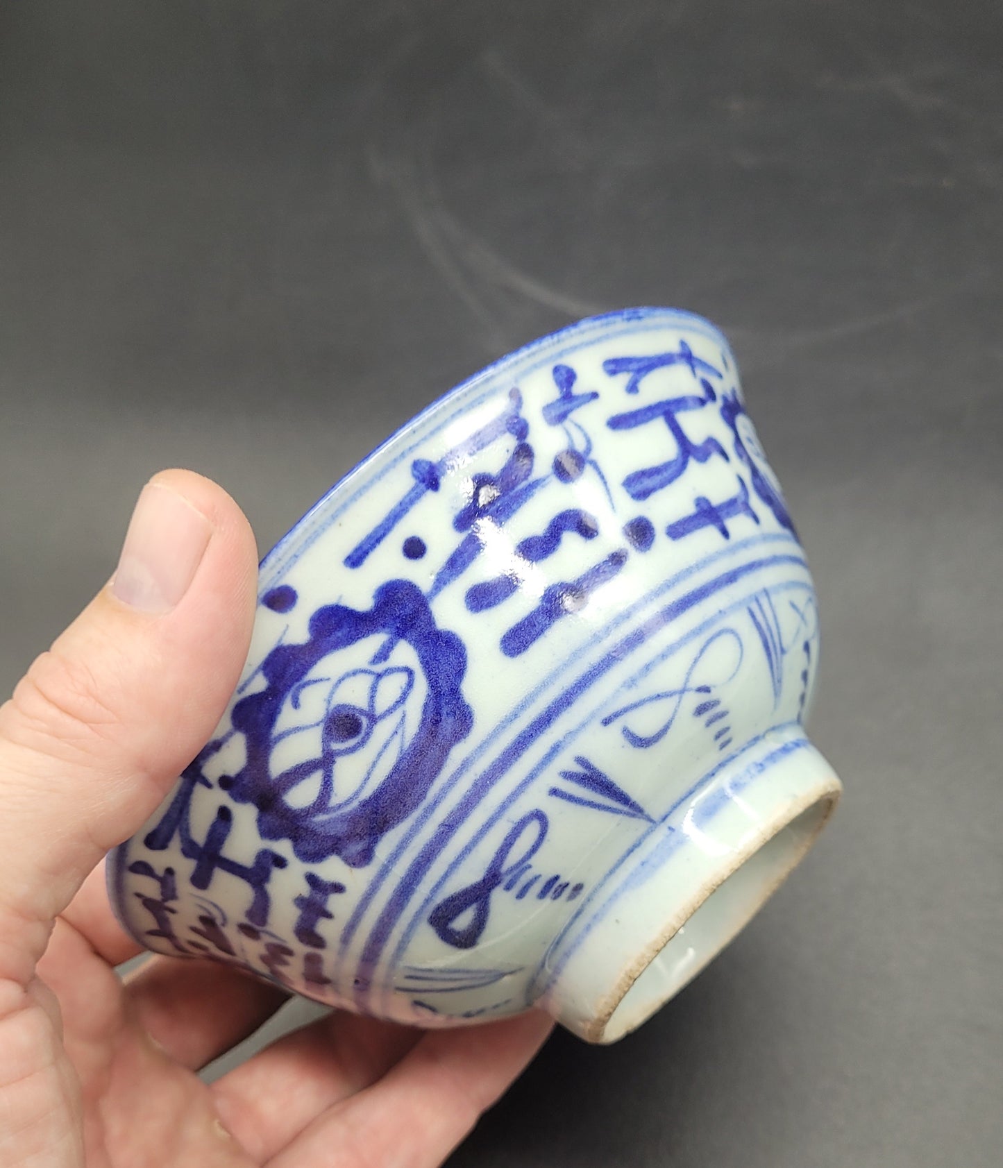 ANTIQUES & COLLECTABLES ONLINE UK Two Chinese Qing Porcelain Bowls 18th Century Blue / White