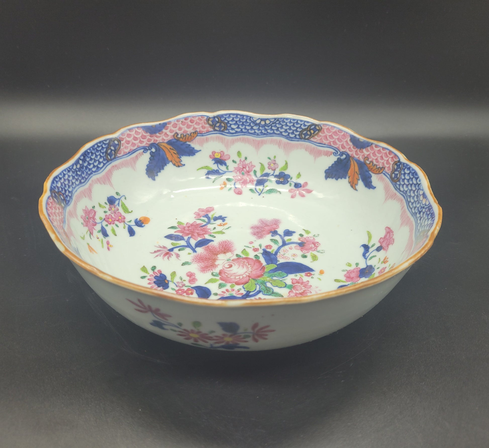 Beautiful Extremely well decorated Chinese 18th / 19th Century Famille Rose Export Bowl Antiques & Collectables