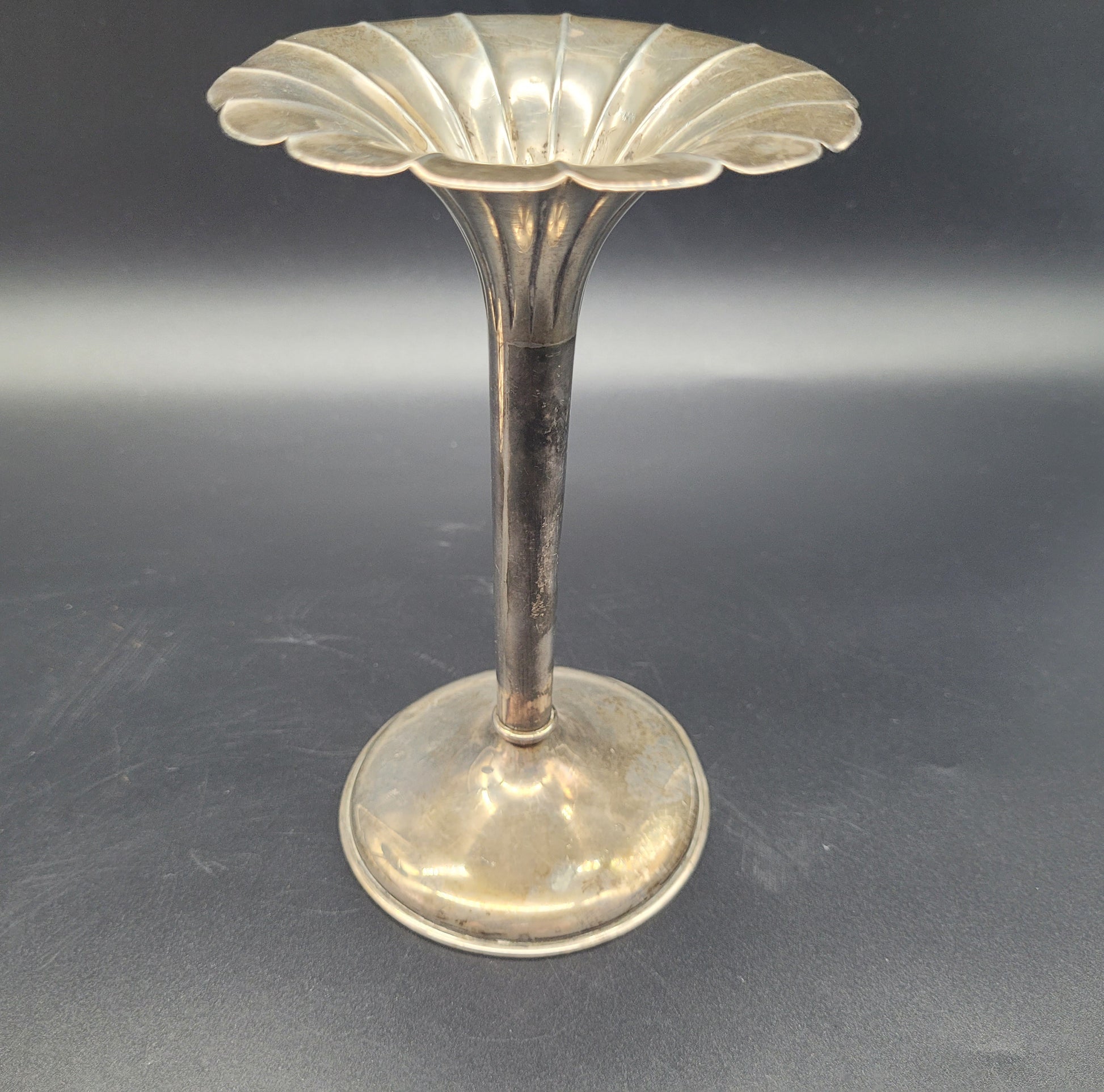 ANTIQUE SILVER UK A very nice pair of sterling silver tulip posy vases, each set with fanned rims and graduated bases. With an inscription relating to a golfing competition.