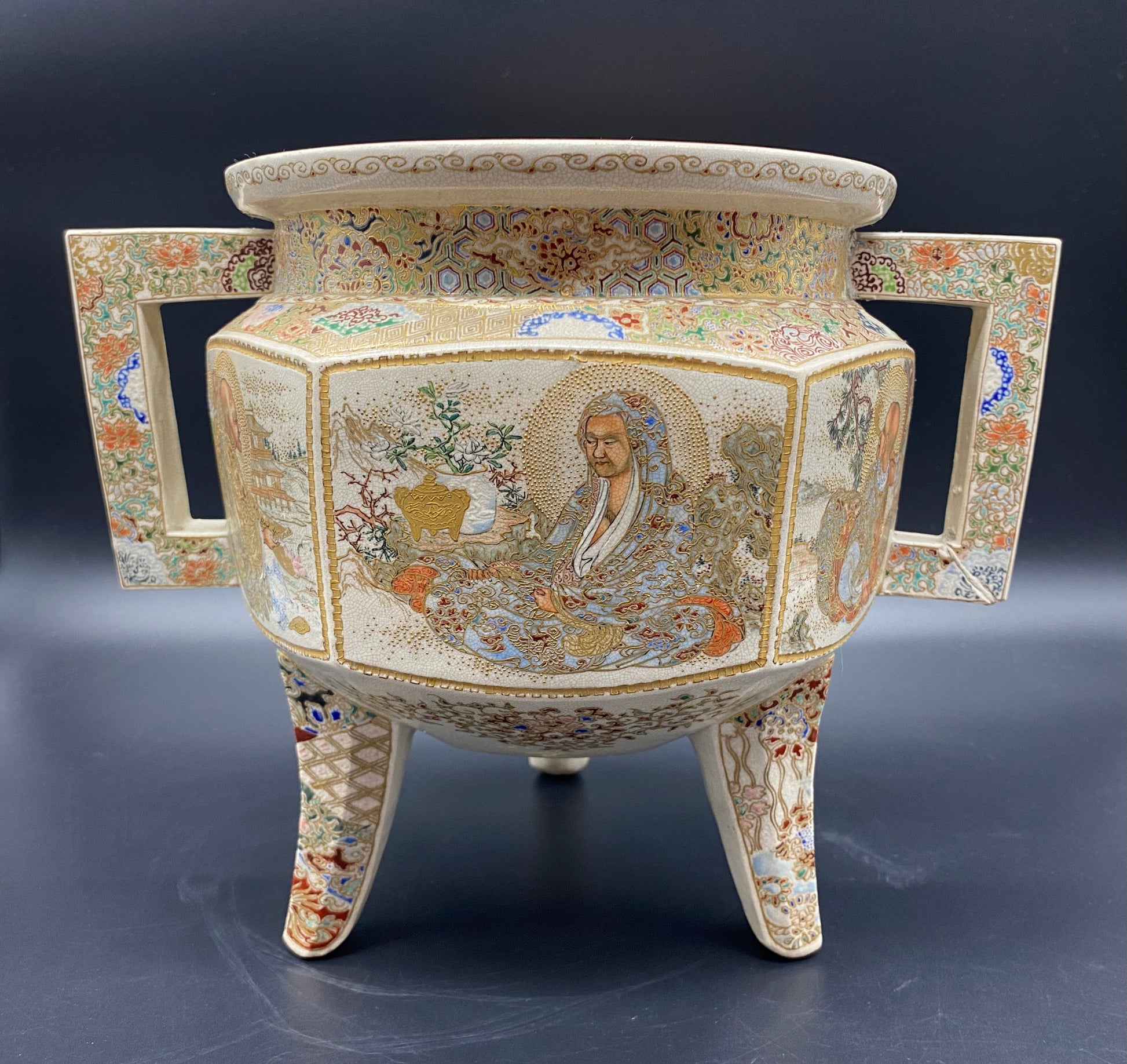 This LARGE Japanese Satsuma Meiji koro censor is a stunning example of late 19th century Satsuma artwork.