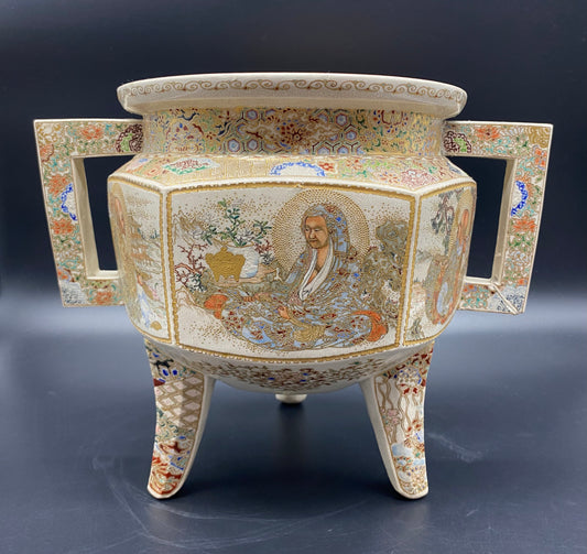 This LARGE Japanese Satsuma Meiji koro censor is a stunning example of late 19th century Satsuma artwork.