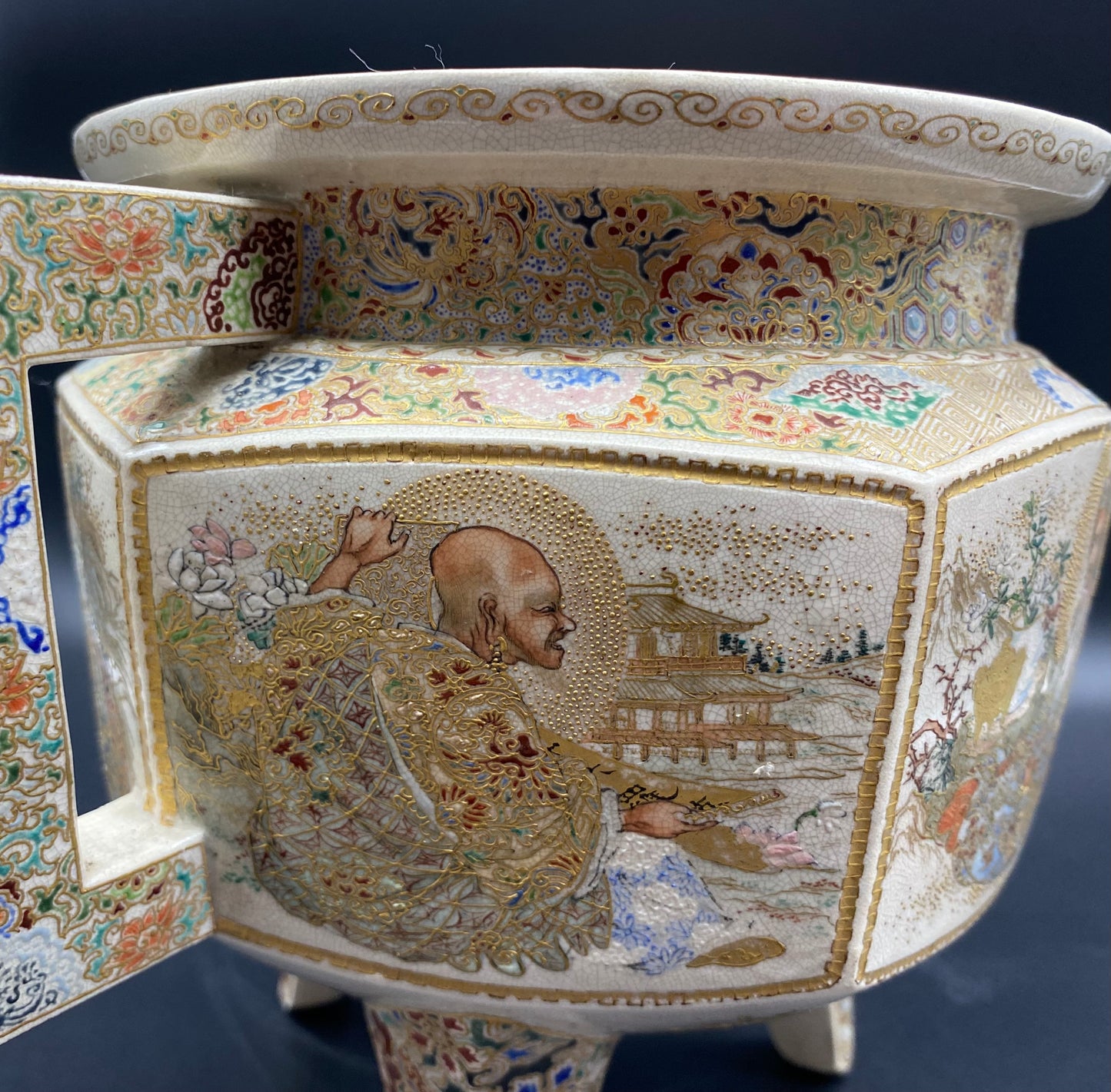 Antiques & Collectables USA - The details of the artwork on this censor is top quality this is an excellent example of Satsuma Pottery.