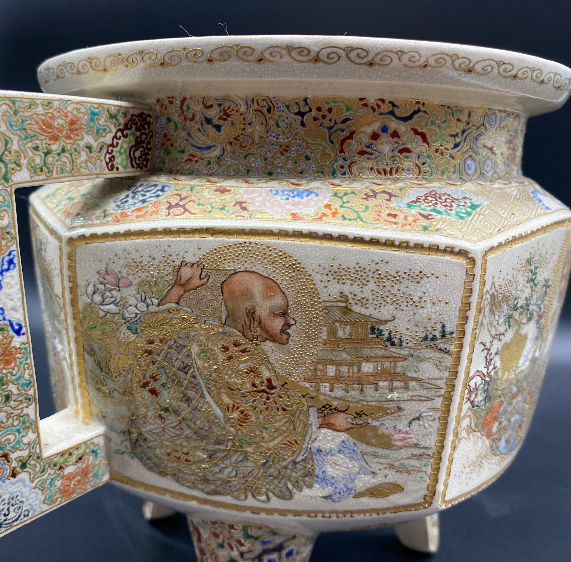Antiques & Collectables USA - The details of the artwork on this censor is top quality this is an excellent example of Satsuma Pottery.