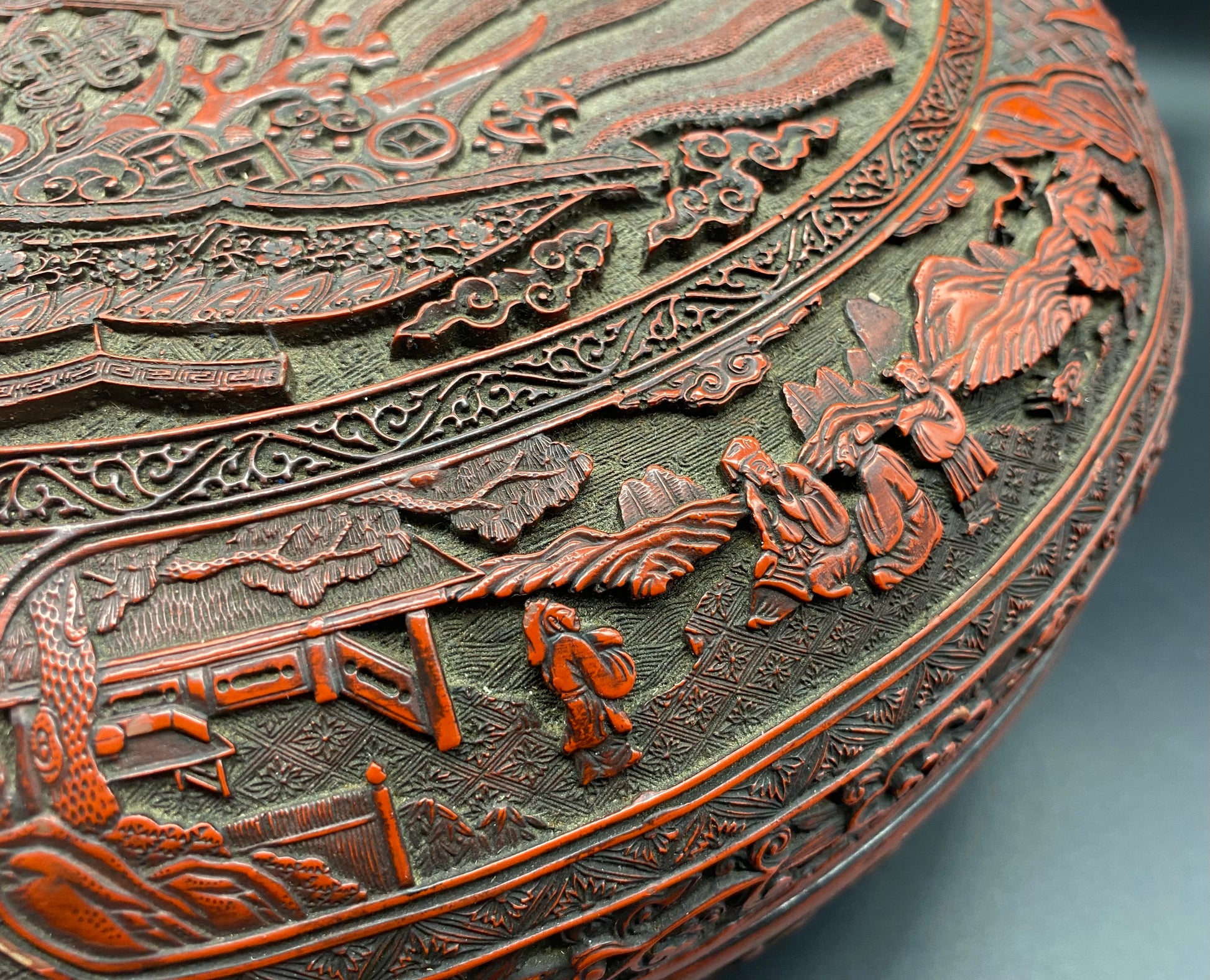 CHINESE ANTIQUE CINNABAR LACQUER DRAGON CIRCULAR BOX AND COVER