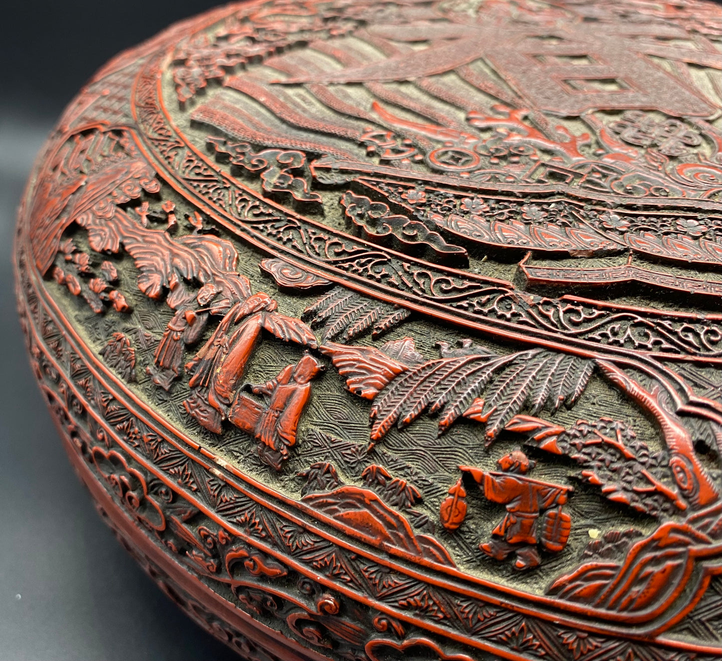 LARGE CINNABAR LACQUER 'DRAGON' BOX AND COVER QING DYNASTY
