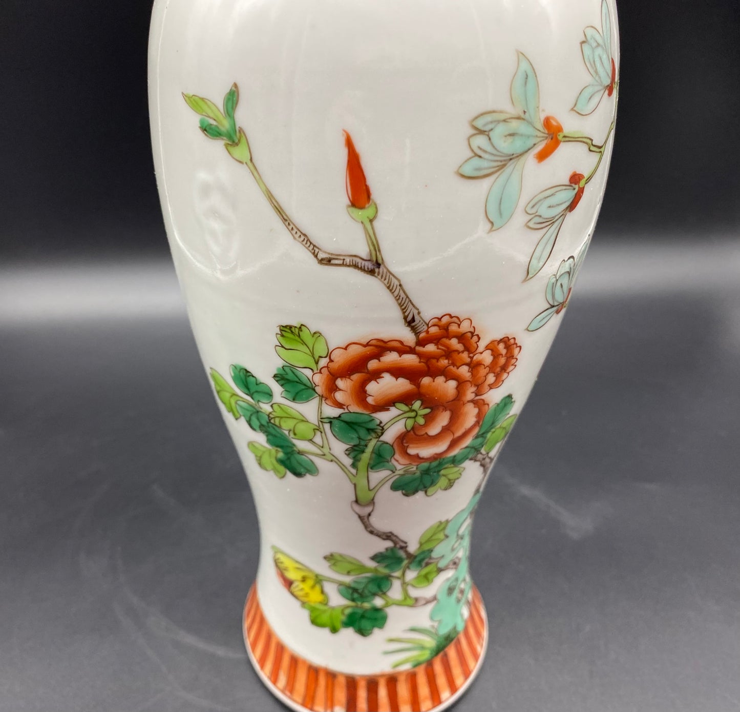 Antique Chinese Famille Verte Qing Dynasty Porcelain Vase with Cover