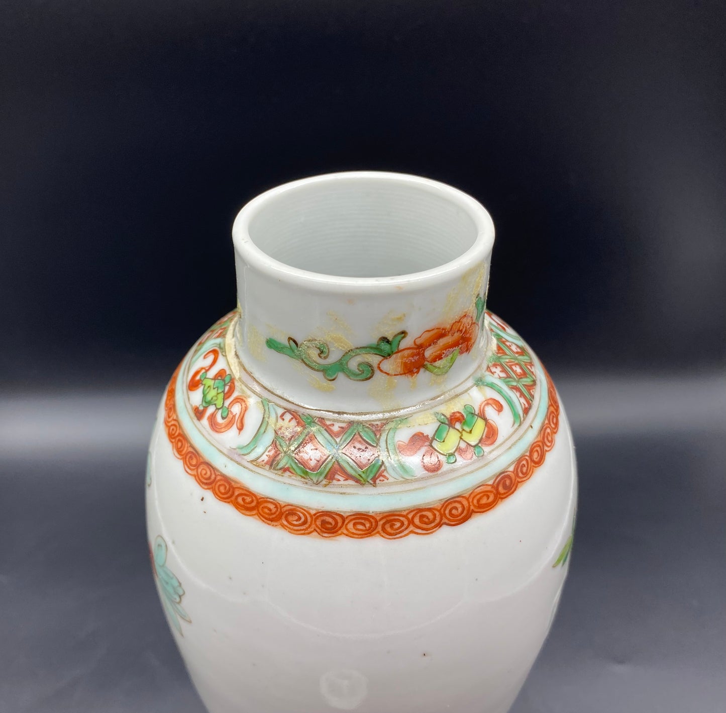 Antique Chinese Famille Verte Qing Dynasty Porcelain Vase with Cover