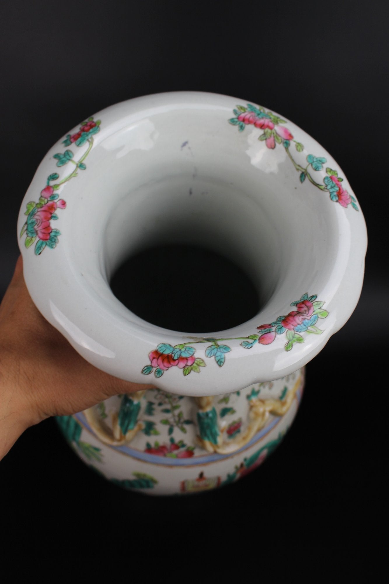 Chinese Antique Beautiful large Famille Rose baluster vase 19th Century