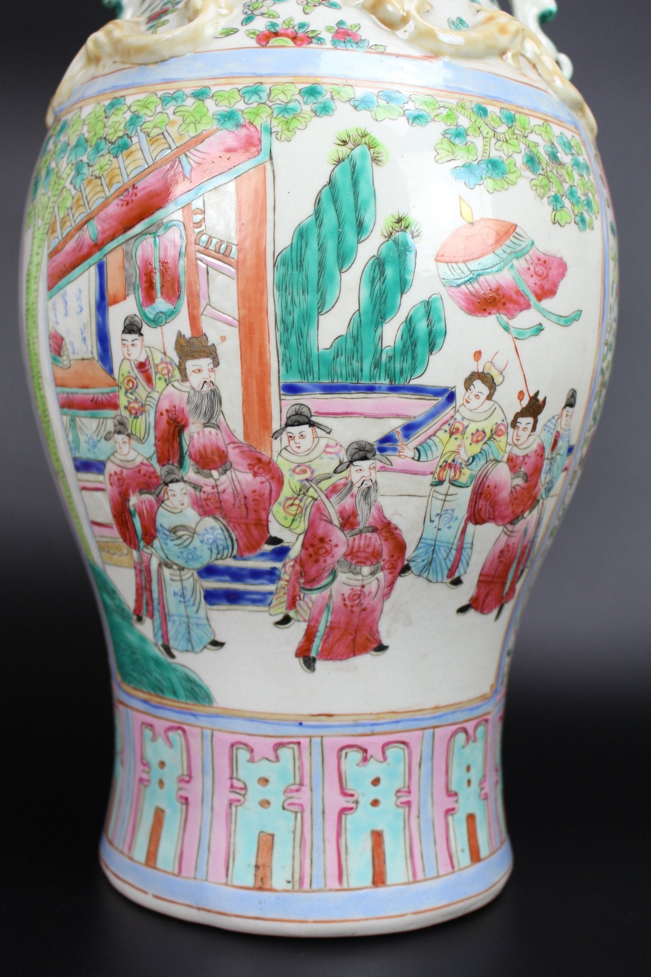 Chinese Antique Beautiful large Famille Rose baluster vase 19th Century