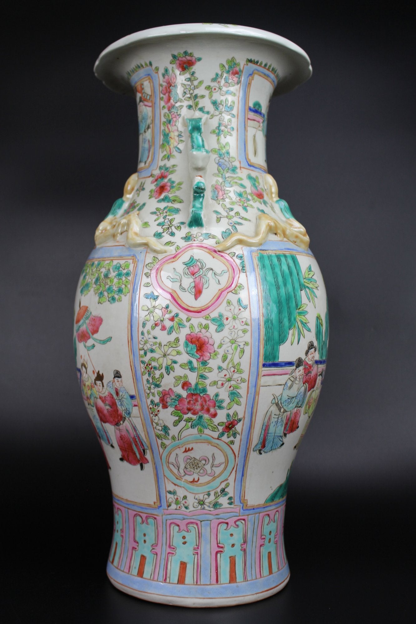 Chinese Antique Beautiful large Famille Rose baluster vase 19th Century