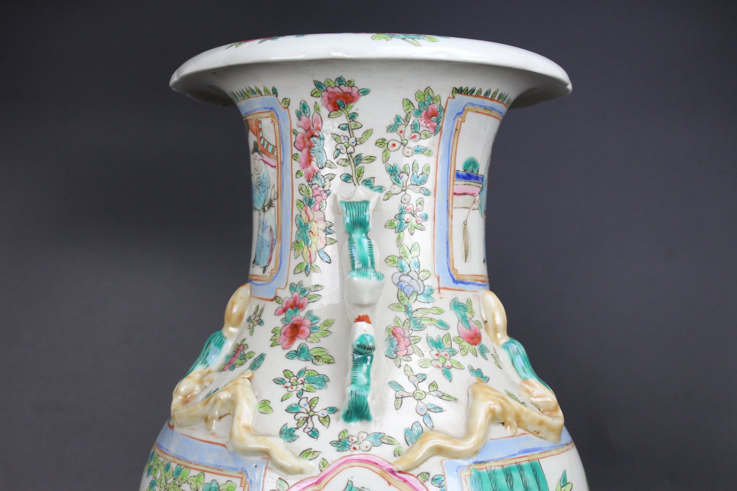 Chinese Antique Beautiful large Famille Rose baluster vase 19th Century