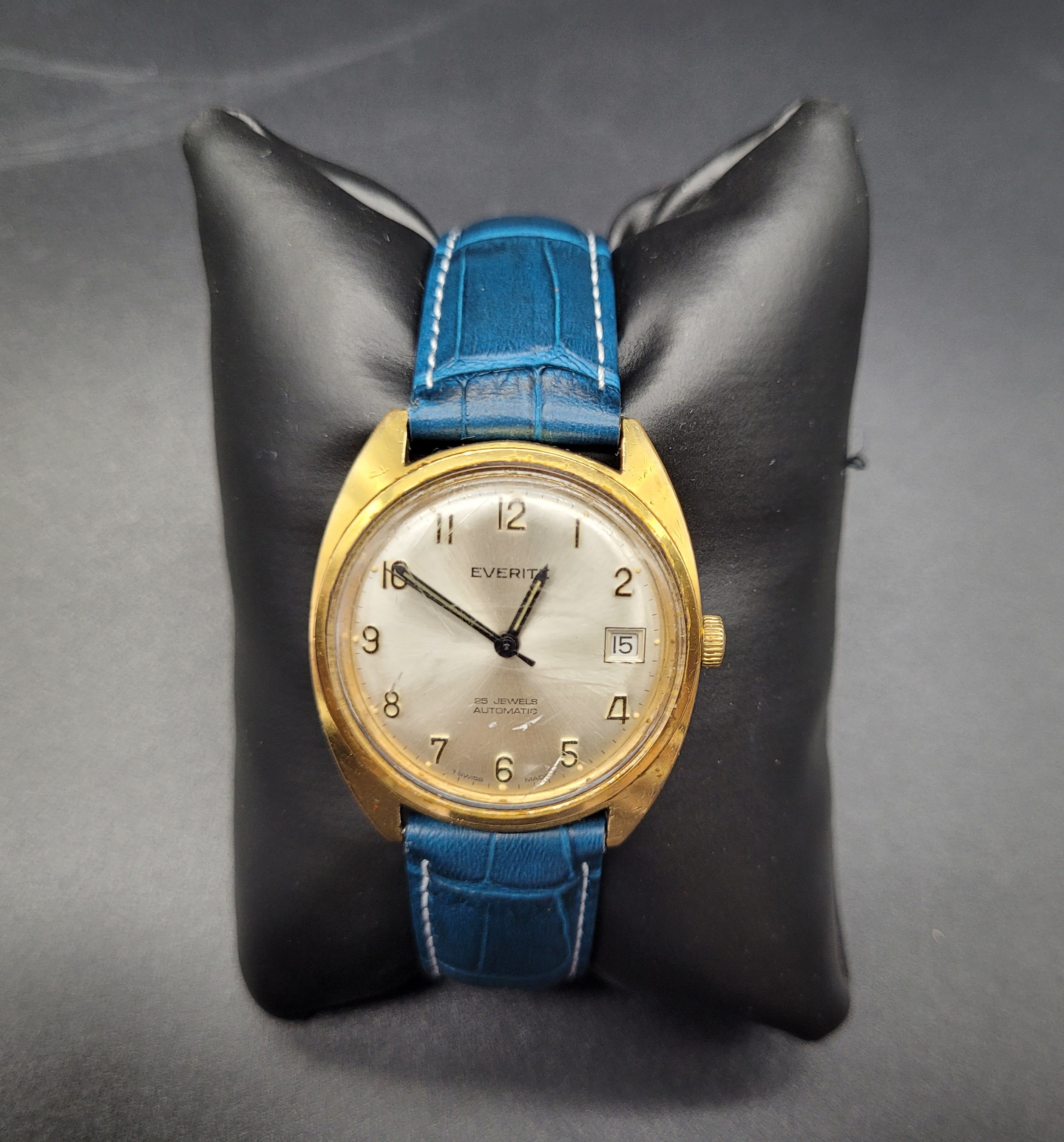 LOT:77 | EVERITE - a gentleman's gold plated wrist watch.