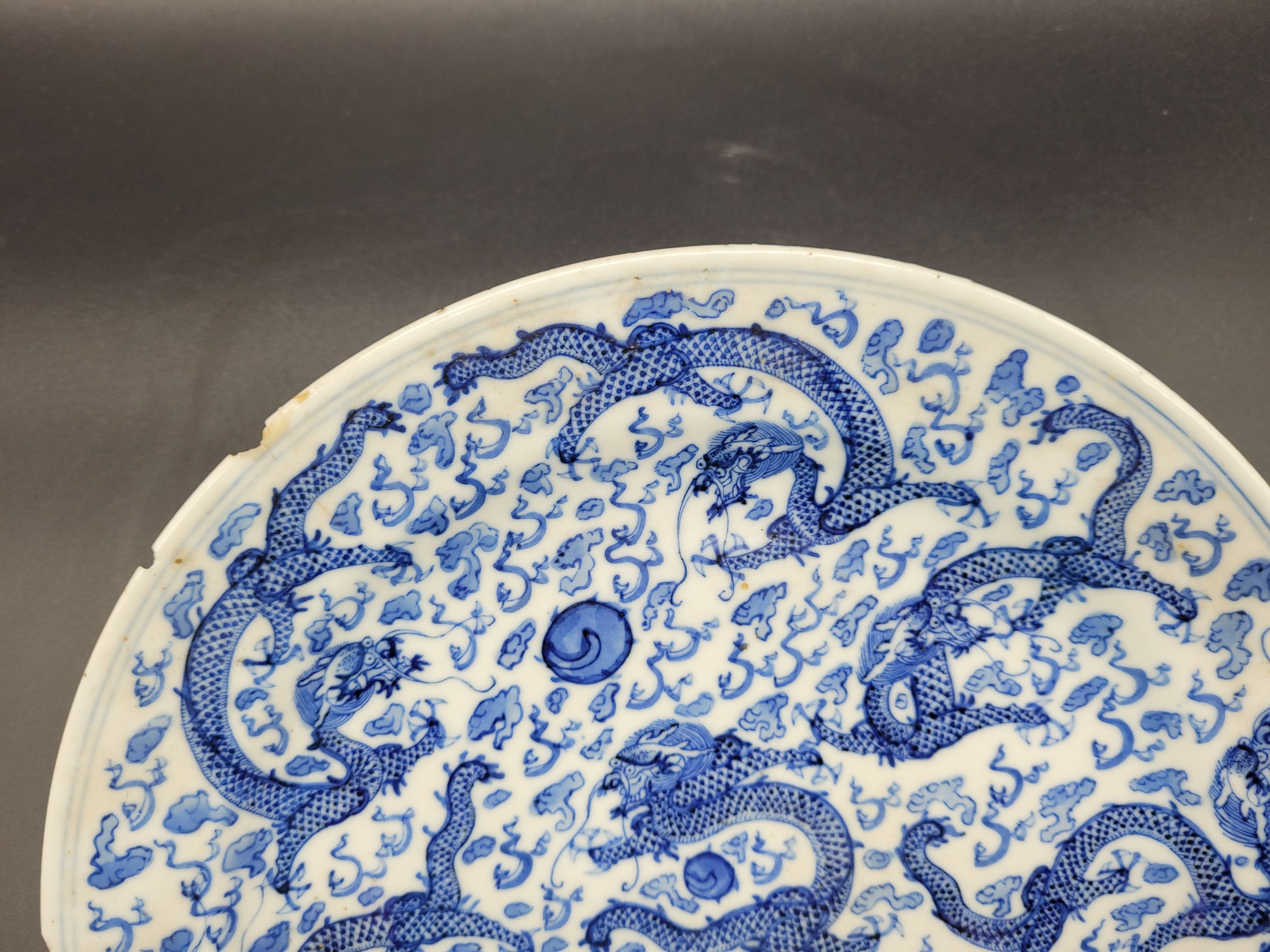 ANTIQUES & COLLECTABLES Beautiful Chinese Kangxi Period ( 1662-1722 ) Blue and White Dragon Plate 