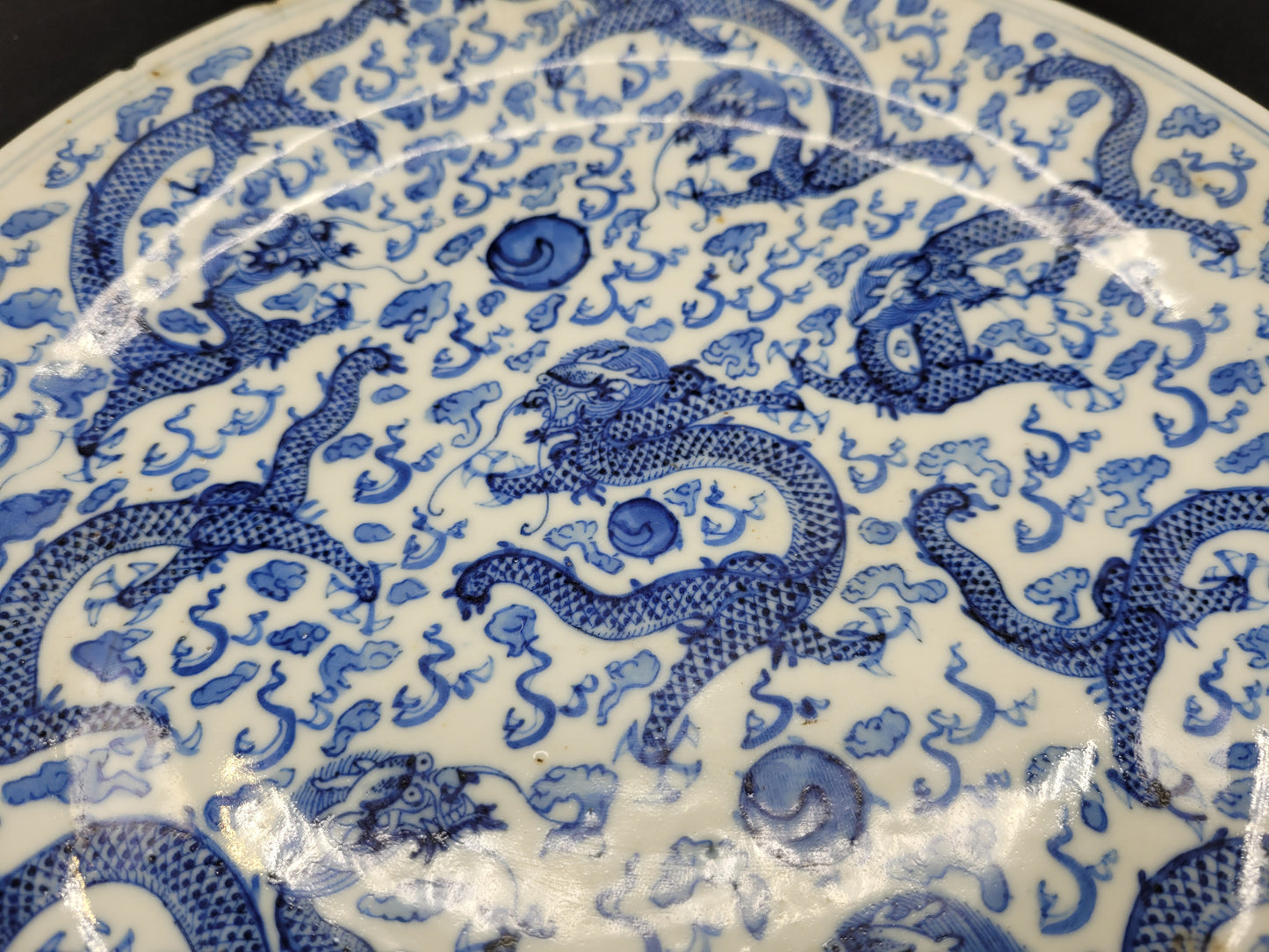 ANTIQUES AUCTIONS Beautiful Chinese Kangxi Period ( 1662-1722 ) Blue and White Dragon Plate 