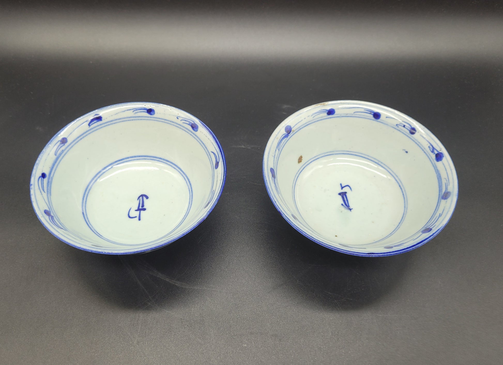 ANTIQUES & COLLECTABLES UK Two Chinese Qing Porcelain Bowls 18th Century Blue / White