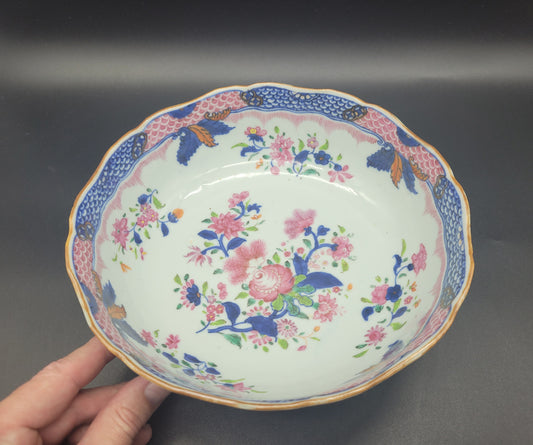 Beautiful Extremely well decorated Chinese 18th / 19th Century Famille Rose Export Bowl