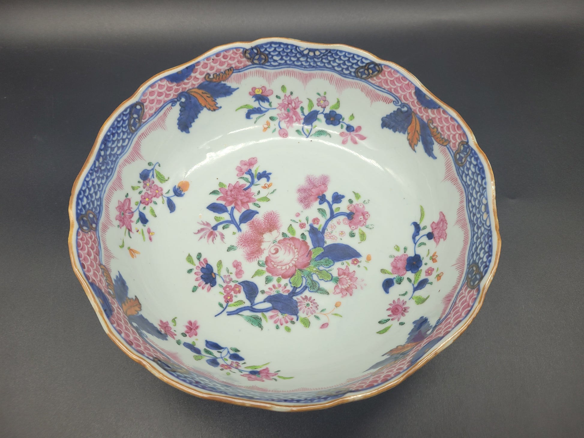 Antiques online Beautiful Extremely well decorated Chinese 18th / 19th Century Famille Rose Export Bowl