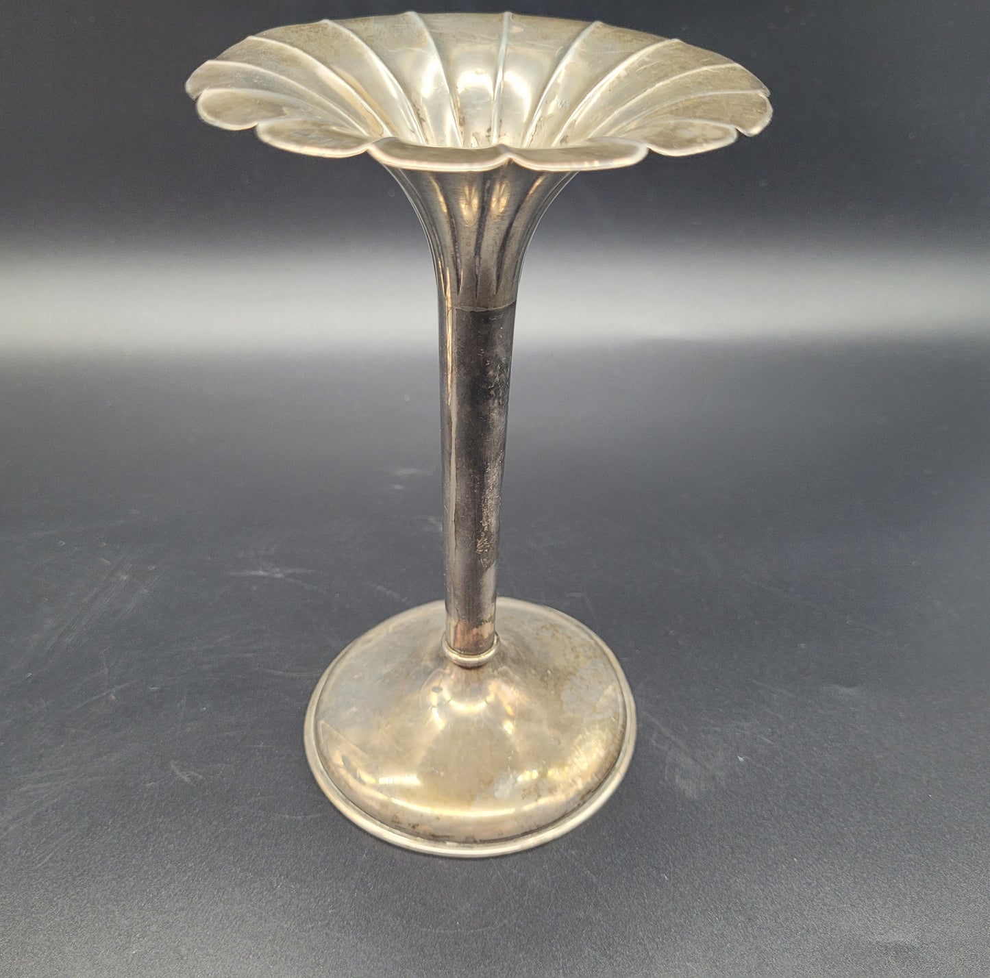 ANTIQUE SILVER UK A very nice pair of sterling silver tulip posy vases, each set with fanned rims and graduated bases. With an inscription relating to a golfing competition. 