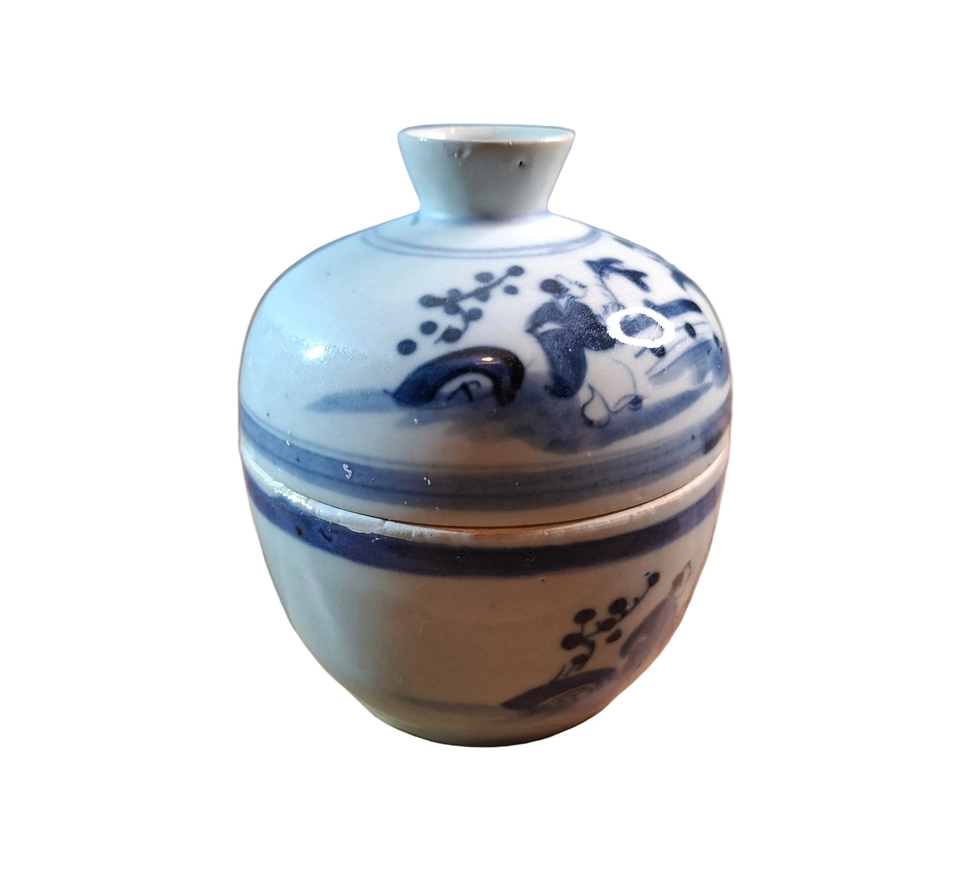 Side of a Chinese blue and white porcelain lidded jar, dating from the 18th/19th century. 