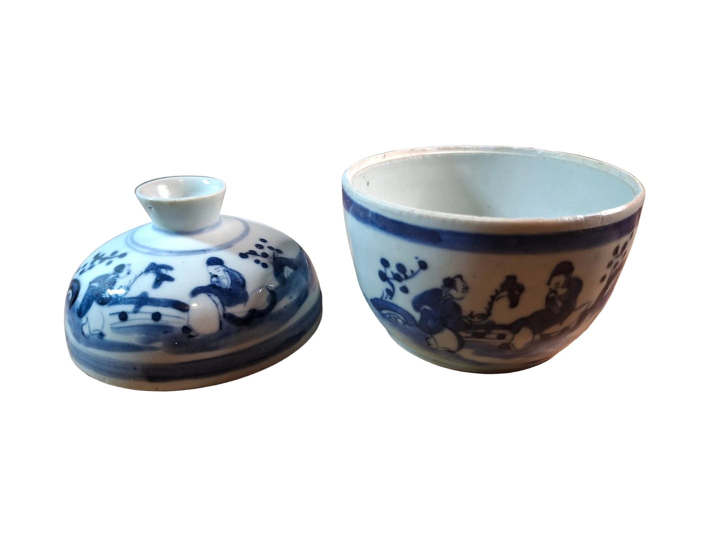 Lid of a Chinese blue and white porcelain lidded jar, dating from the 18th/19th century. 