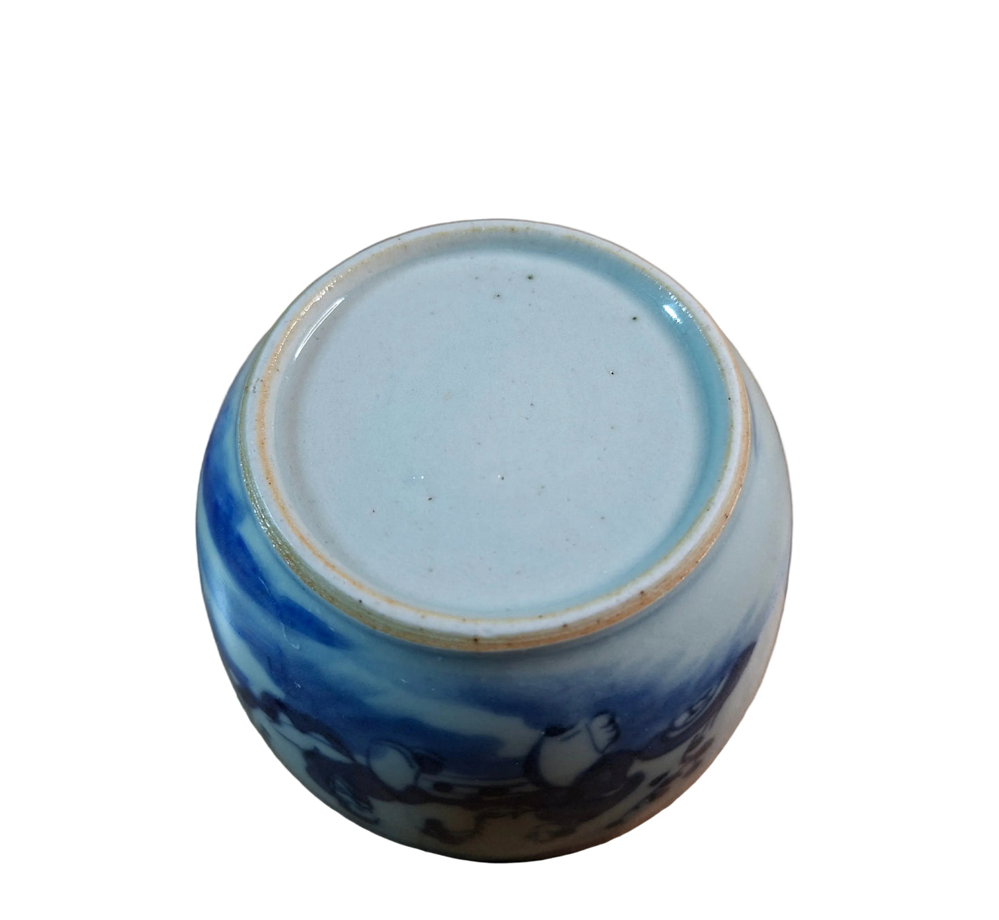 Bottom view of a Chinese blue and white porcelain lidded jar, dating from the 18th/19th century. 