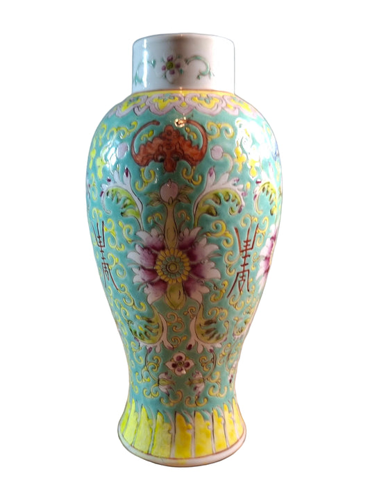 This really fine antique Chinese vase dates to the Guangxu period (1875–1908) and is beautifully crafted in the famille jaune palette, known for its warm yellow ground and vibrant enamel decoration. 