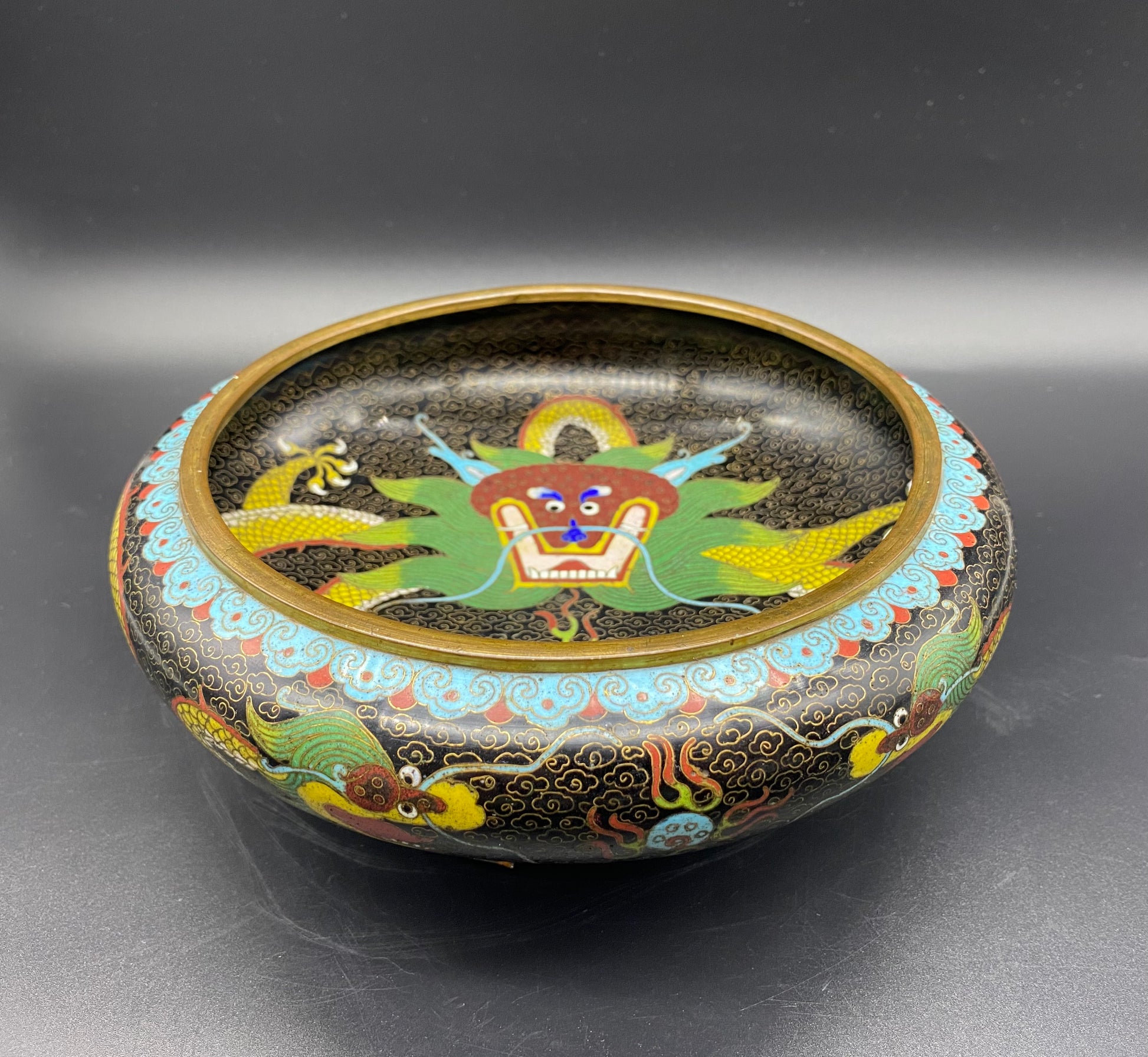 The main image in the interior of the bowl shows a five-toed Chinese dragon with a yellow body and blue face with a flaming pearl placed right in the centre. ANTIQUES ONLINE USA 