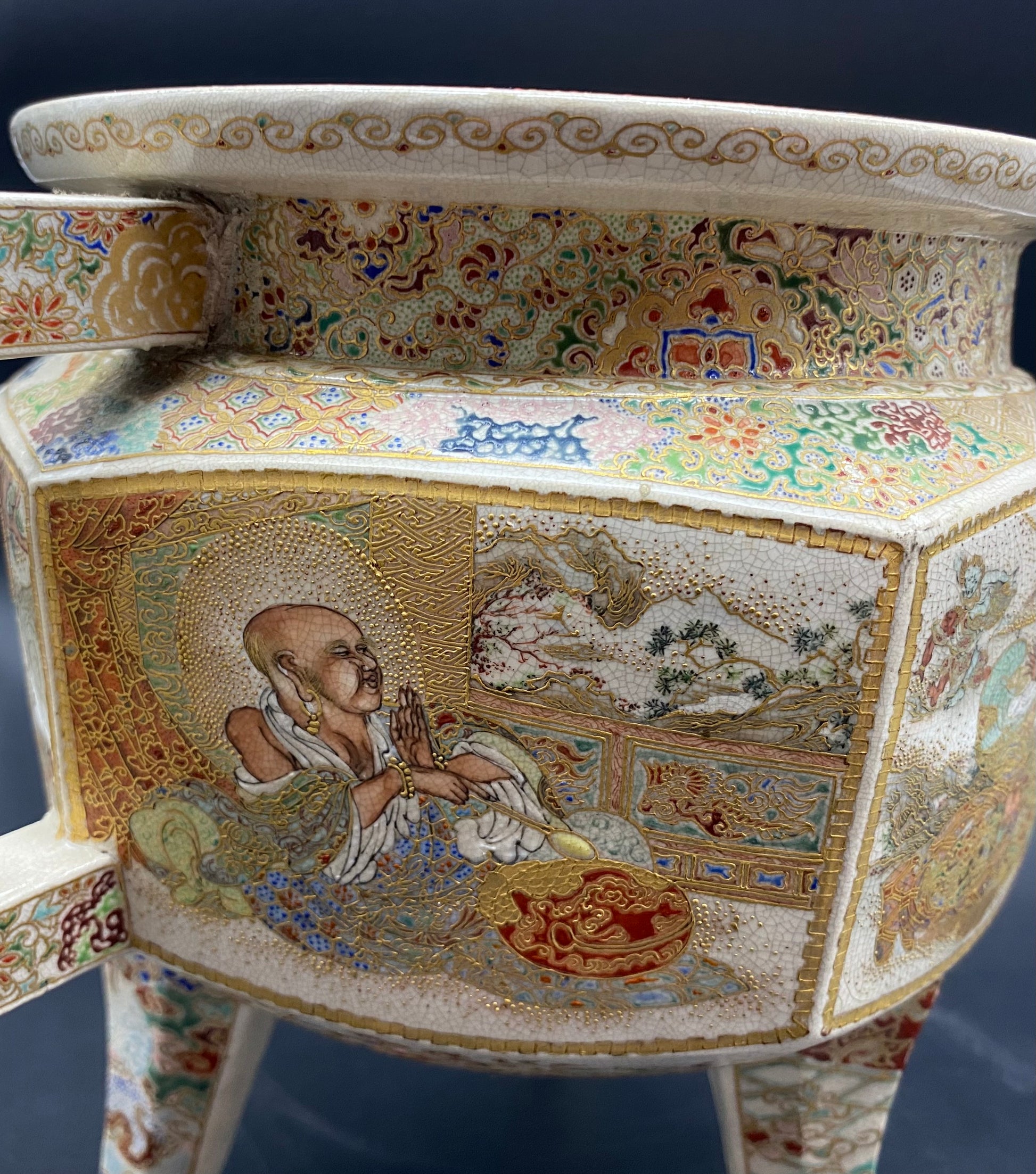The details of the artwork on this censor is top quality this is an excellent example of Satsuma Pottery.