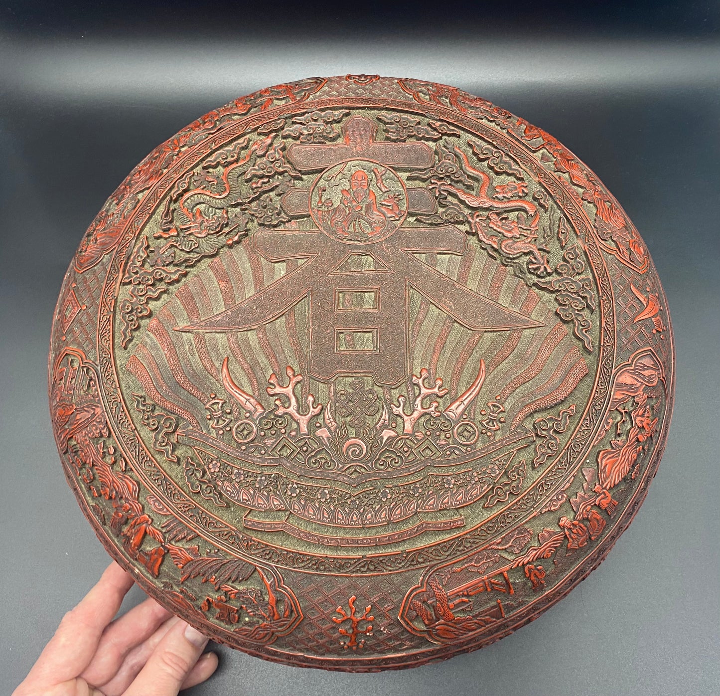A LARGE QING CARVED CINNABAR LACQUER 'DRAGON AND PHOENIX' CIRCULAR BOX AND COVER WITH CHARACTER MARK 