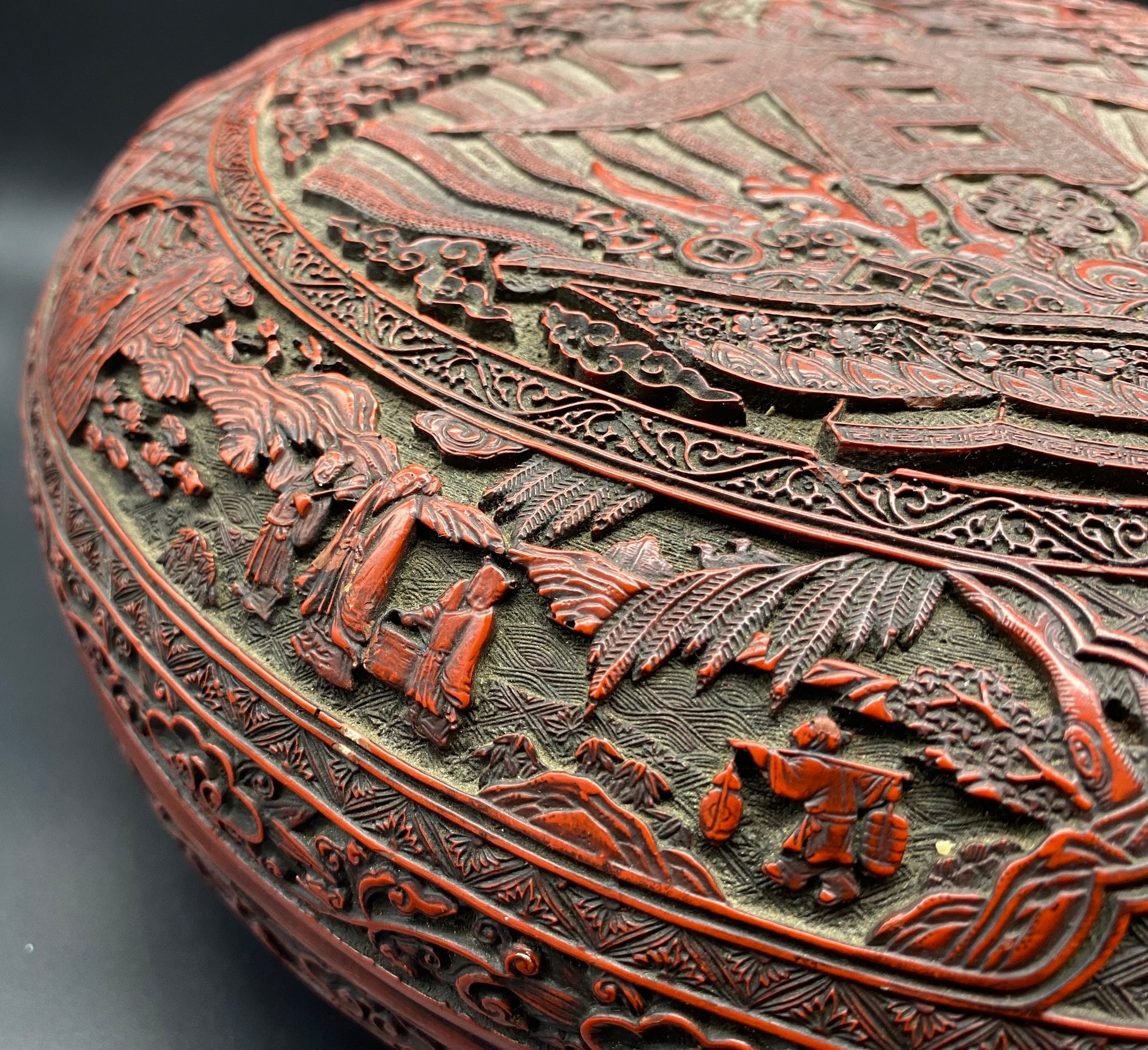LARGE CINNABAR LACQUER 'DRAGON' BOX AND COVER QING DYNASTY