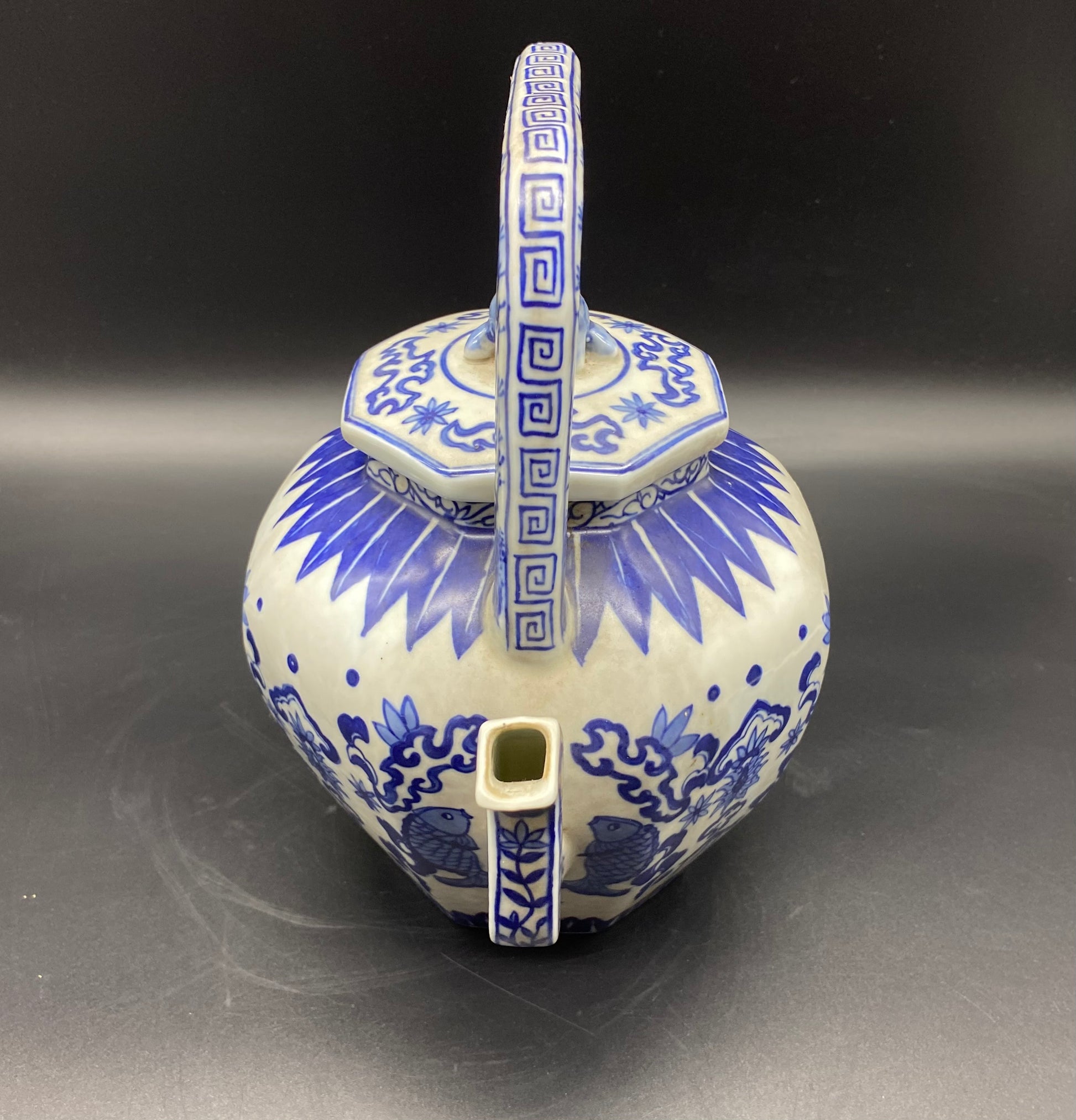 <p><span>Chinese Qing Dynasty Porcelain Blue &amp; White Tea Pot </span - Six Character Mark to the Bottom