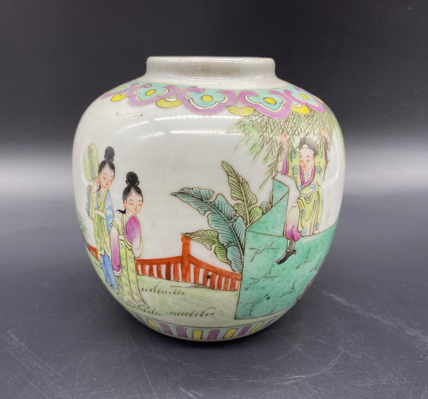 A very well hand&nbsp;enamelled <strong>Chinese Famille Verte ginger jar</strong> 