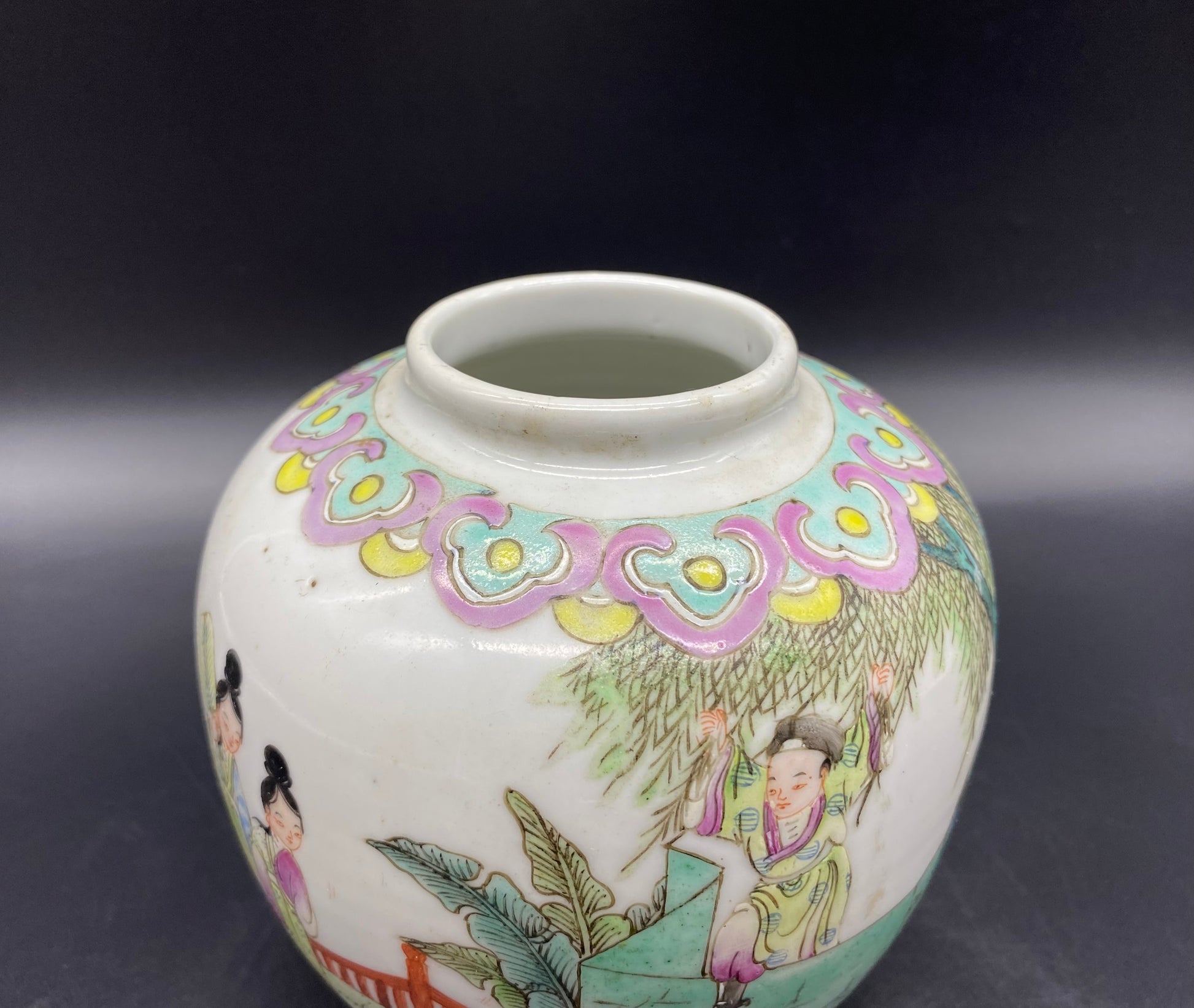 <strong>Chinese Famille Verte ginger jar</strong> decorated in enamels of green, pink, purple and blue,