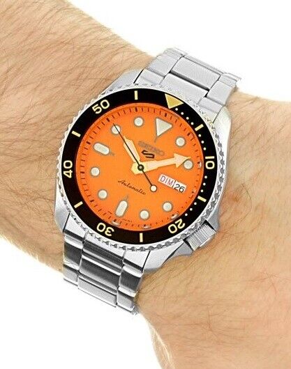 KB ANTIQUES & JEWELLERY - Seiko presents this 5 Sports timepiece featuring an orange dial with a date window.