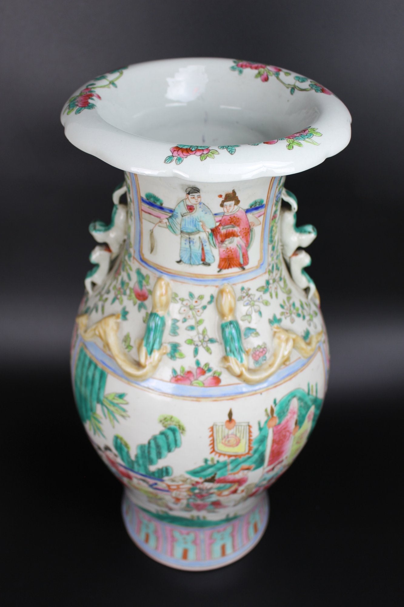 Chinese Antique Beautiful large Famille Rose baluster vase 19th Century
